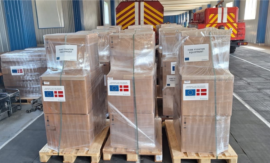 Billede af dansk donation af røgdykkerudstyr til Ukraine.