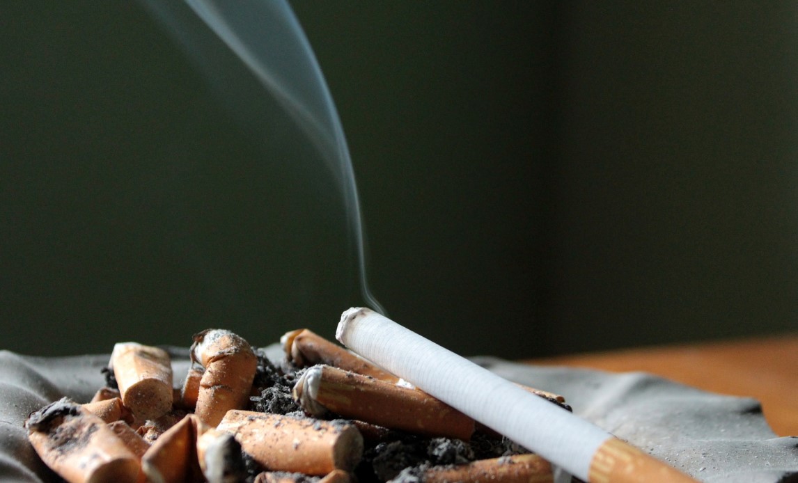 rygende cigaret i askebæger
