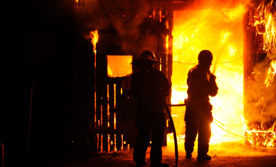 brandmænd og brand i garage