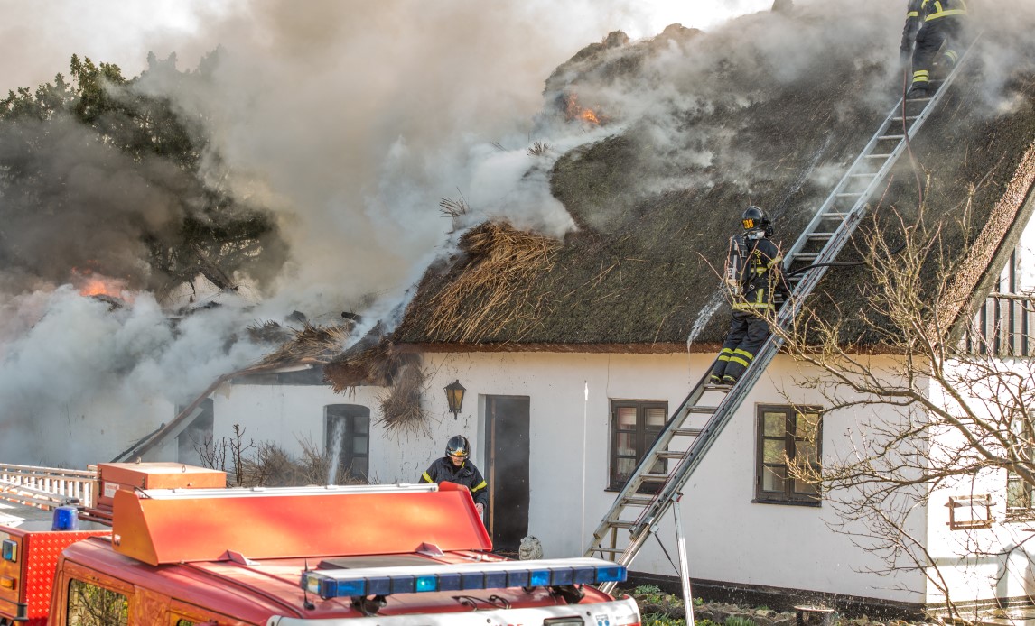 brand i stråtækt tag