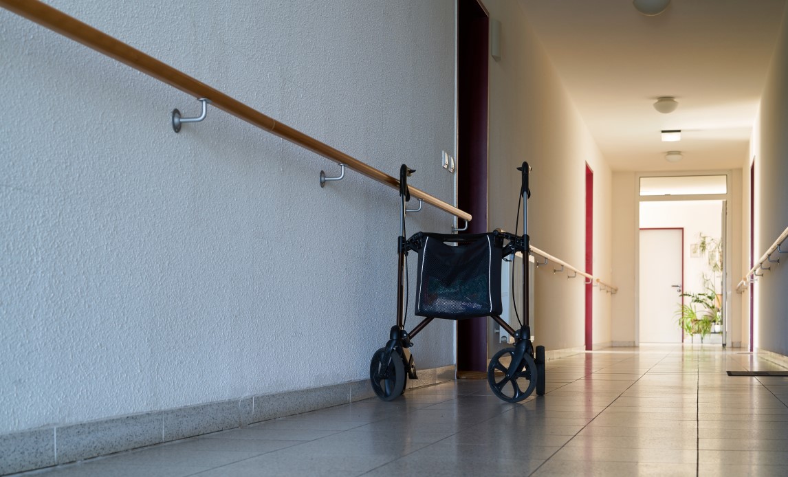 rollator på gang i institutionsbygning