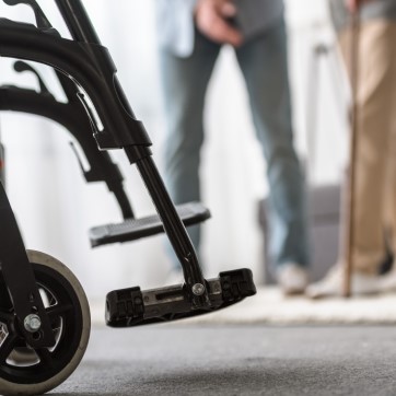 kørestol og hjælp til gangbesværet