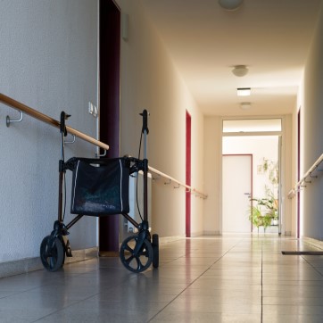 rollator på gang i institutionsbygning