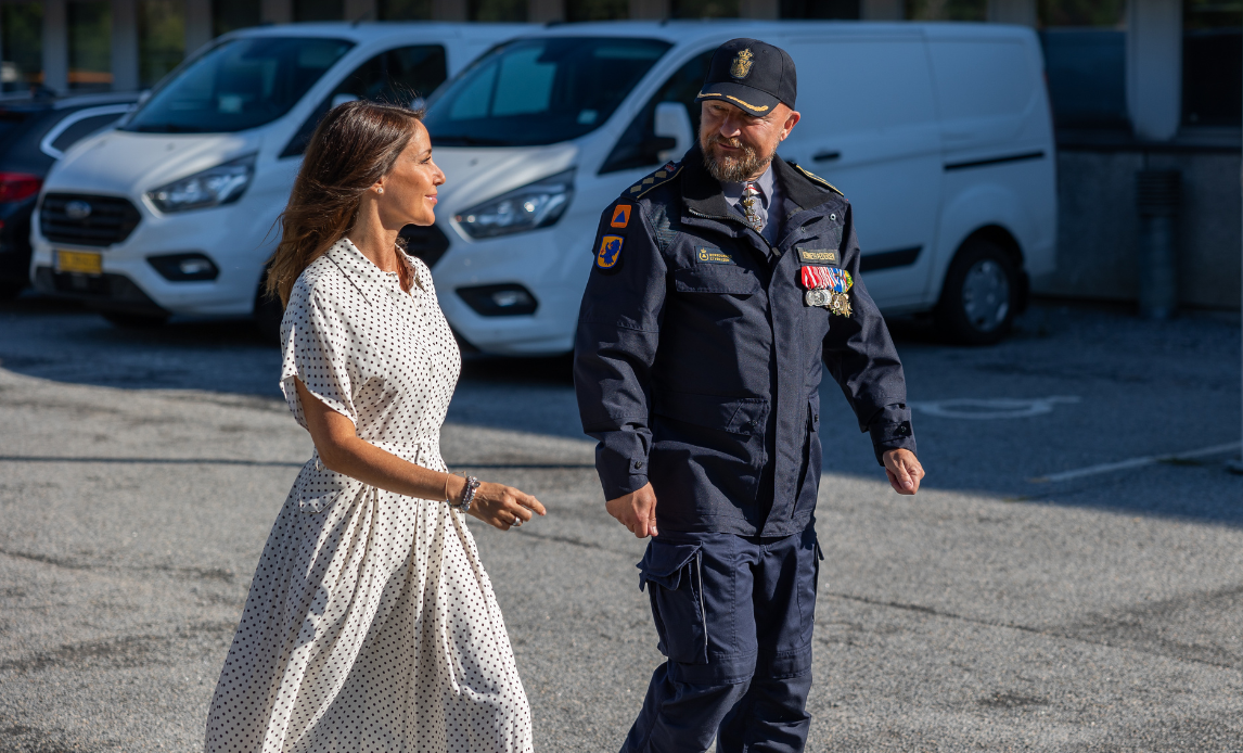 HKH Prinsesse Marie og Beredskabsstyrelsens direktør Kenneth Pedersen ved chefskifteparade 19. august 2025.