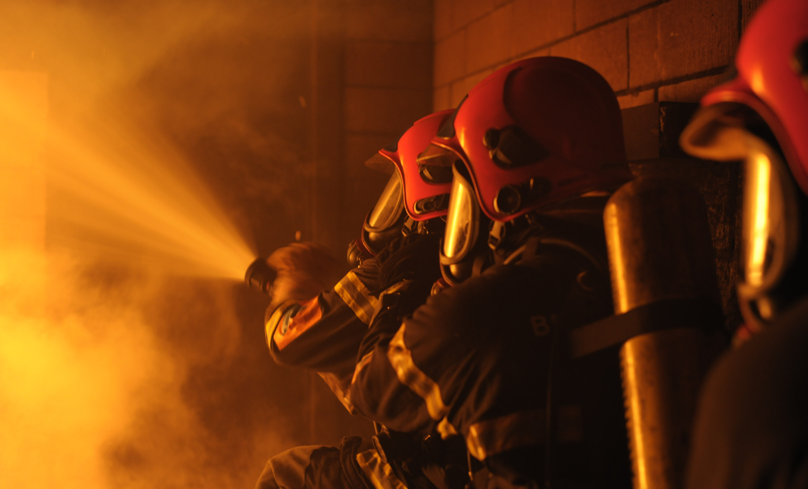 Røgdykker slukker brand