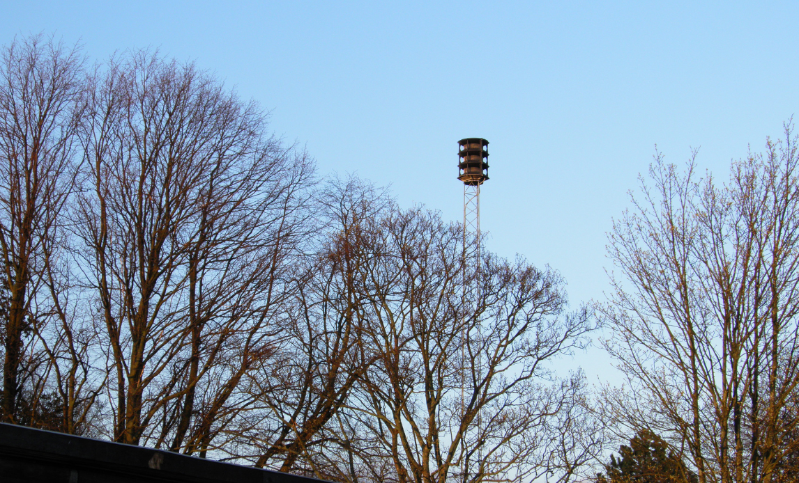 Sirene set under skyfri himmel.