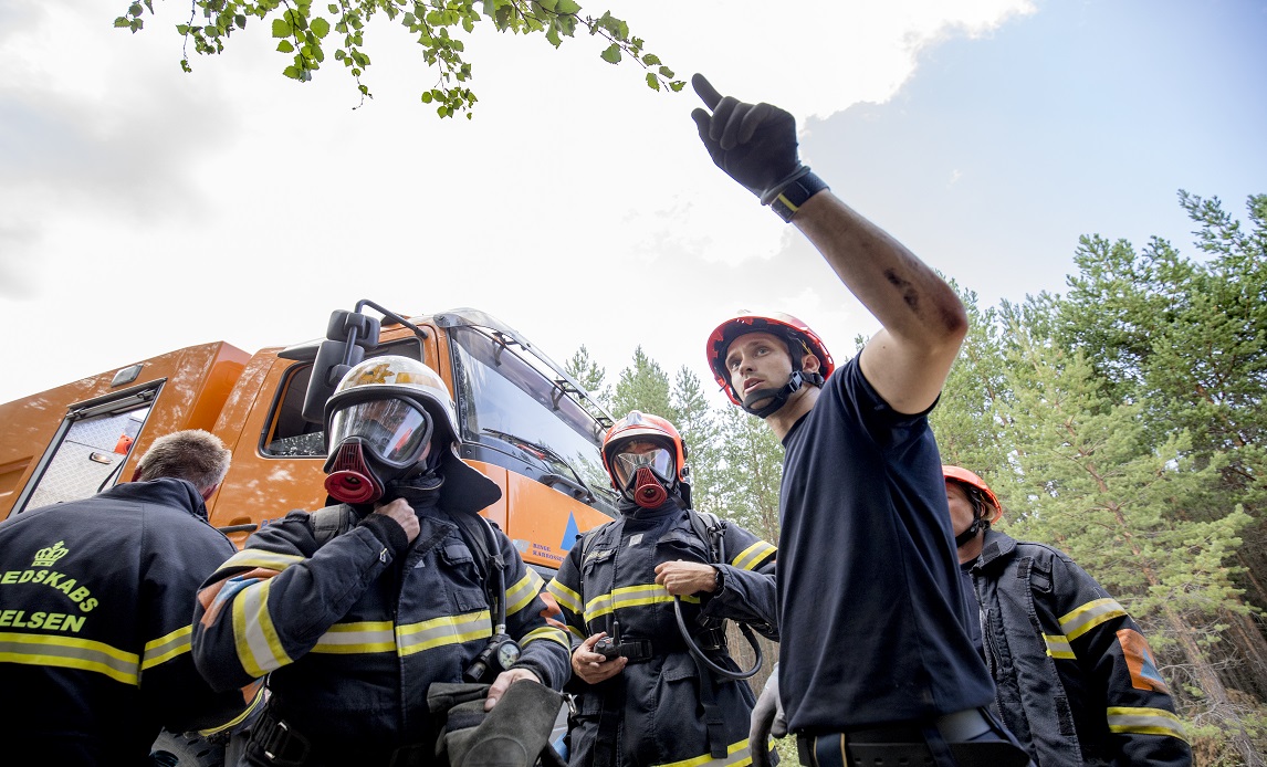 Danske brandfolk bekæmper omfattende skovbrande i Sverige i 2018.