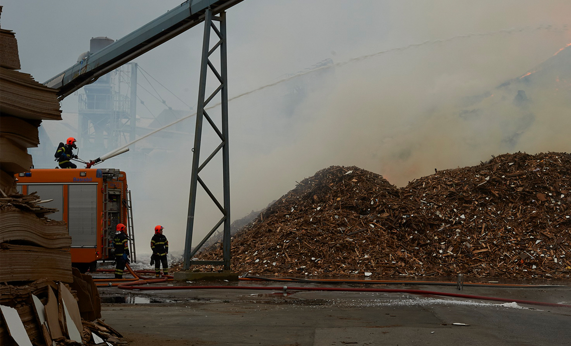 Værnepligtige slukker storbrand