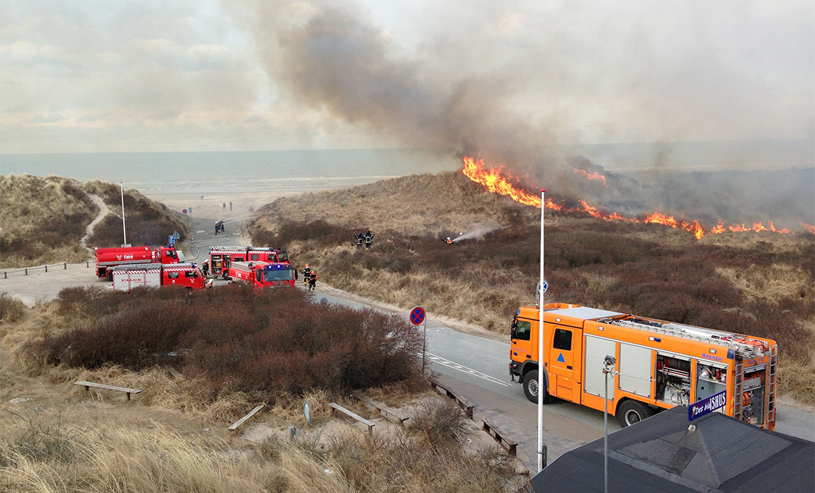 Klitbrand i Tversted slukning i BRSNJ og BRSMJ assisterede brandfolk fra Sindal, sammen med kollegaer fra Hjørring, Hirtshals, Pandrup, Frederikshavn, Løkken, Brønderslev, Skagen og Ålbæk.